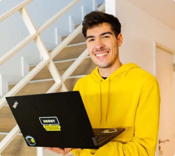 Hombre con laptop en la mano 